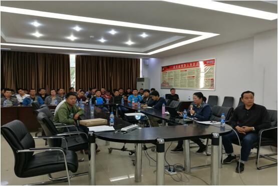 九洲国际官网办公室主任宋洋（右二）在清静培训会上宣贯九洲国际官网公司车辆治理制度和清静执律例则。。。。。